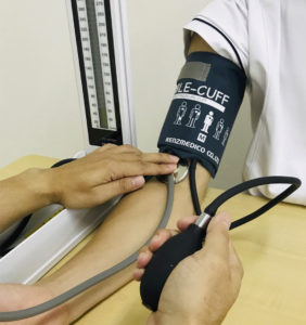 触診 法 による 血圧 測定 で 適切 なのは どれ か